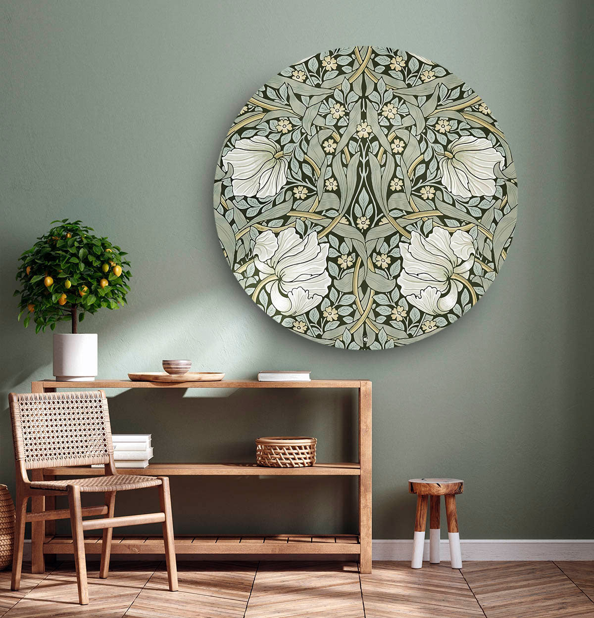 Wandcirkel groen met bloemenpatroon tegen een lichte muur en houten dressoir en stoel