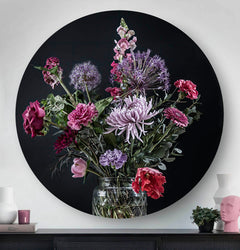 Wandcirkel met rode en paarse bloemen met een zwarte achtergrond