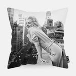 Sierkussen met Marilyn Monroe in New York kijkend over een reling