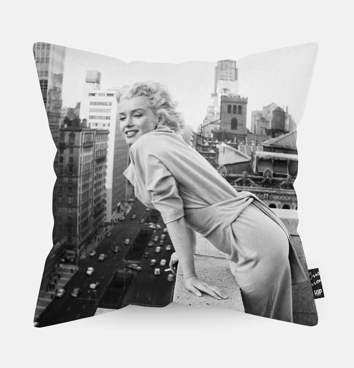 Sierkussen met Marilyn Monroe in New York kijkend over een reling