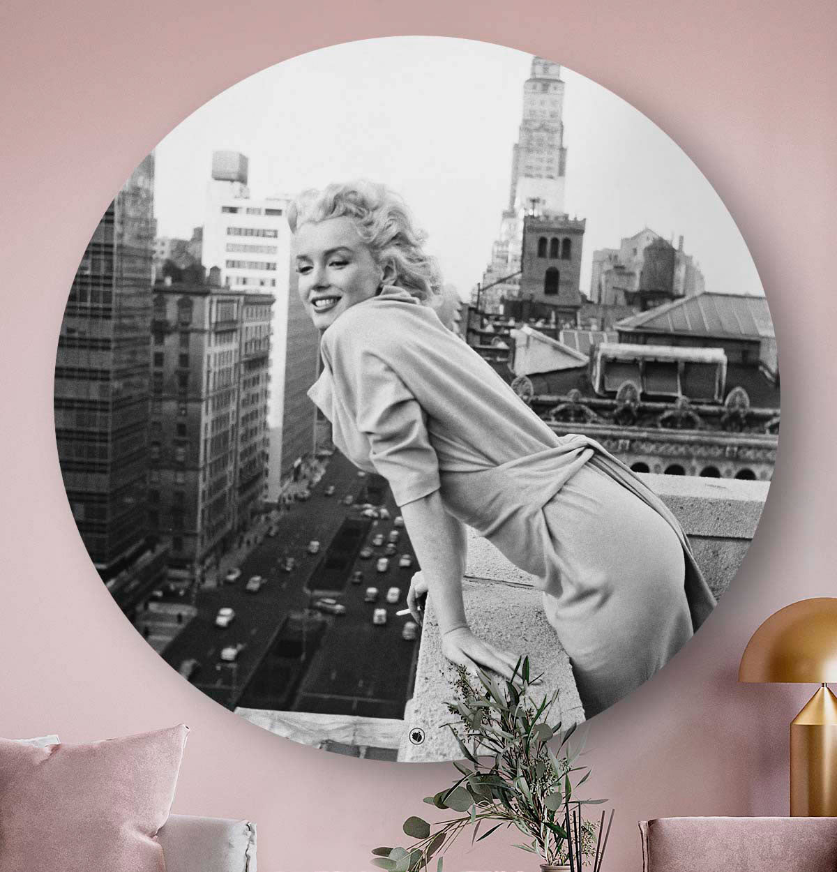 Woonkamer met een roze muur met een wandcirkel met Marilyn Monroe in New York kijkend over een reling