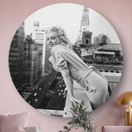 Woonkamer met een roze muur met een wandcirkel met Marilyn Monroe in New York kijkend over een reling
