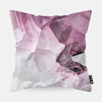 Kussen met paarse kristallen erop afgebeeld.