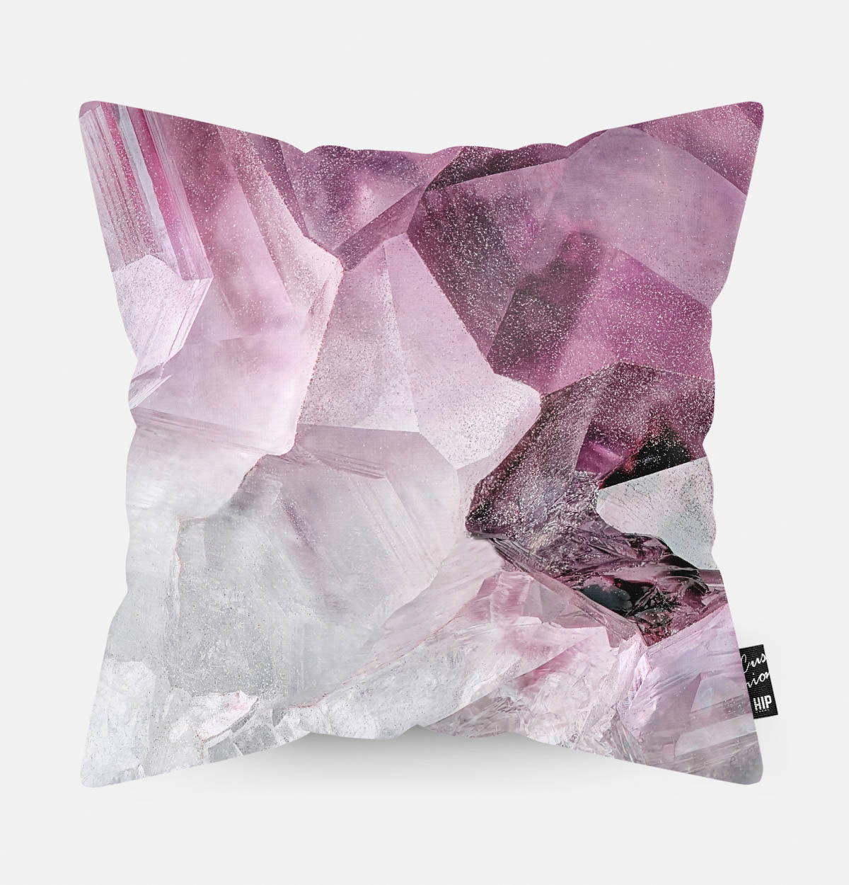 Kussen met paarse kristallen erop afgebeeld.