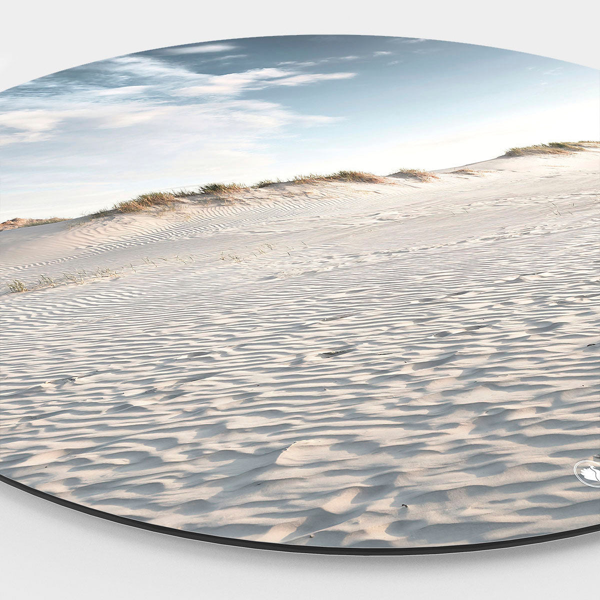 Zijkant van een muurcirkel met een strand, duinen en blauwe lucht