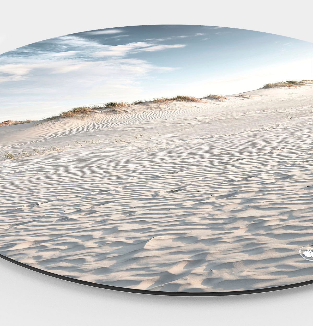 Zijkant van een muurcirkel met een strand, duinen en blauwe lucht