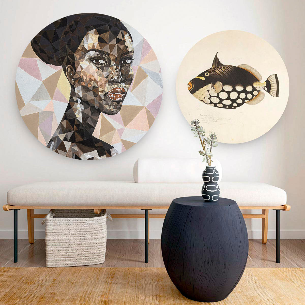 Twee wandcirkels met een Afrikaanse vrouw en een zwarte vis aan de muur