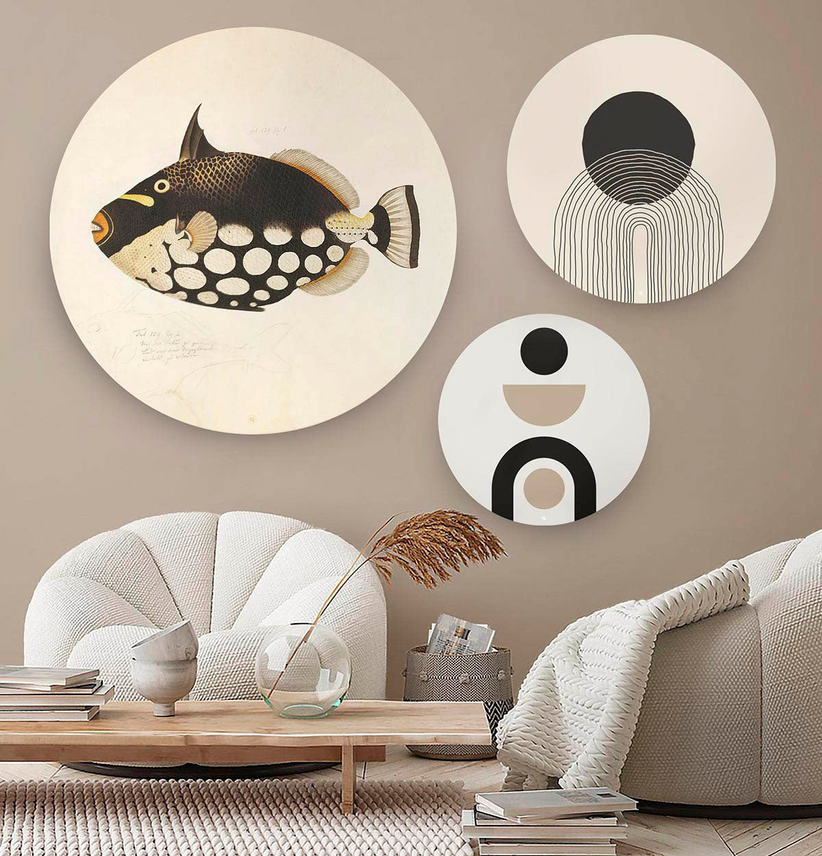 Japandi banken met drie wancirkels aan de muur met een vis en grafische elementen