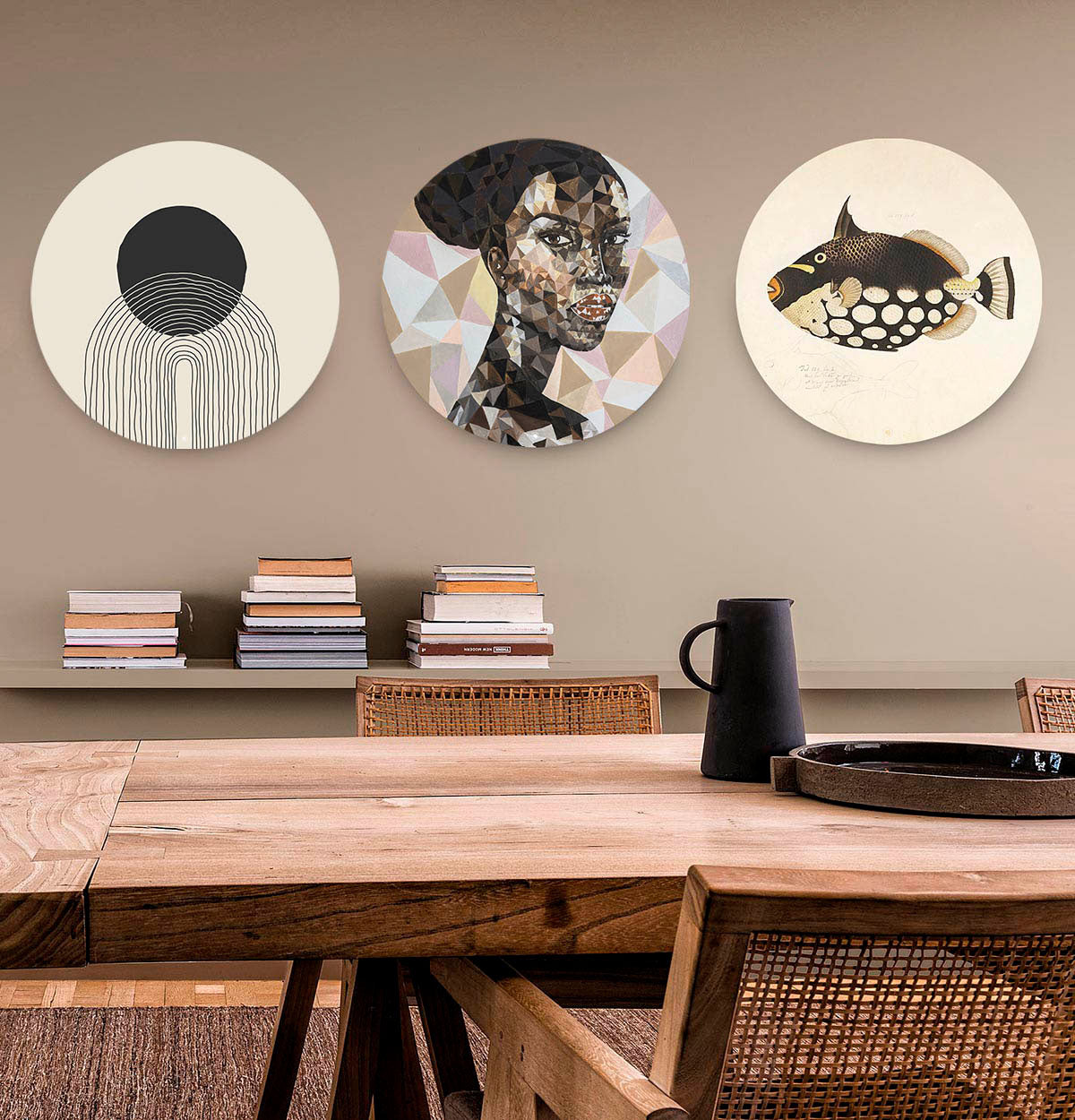 Drie wandcirkels aan de muur met abstracte vormen en een Afrikaans vrouw en een vis