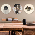 Drie wandcirkels aan de muur met abstracte vormen en een Afrikaans vrouw en een vis