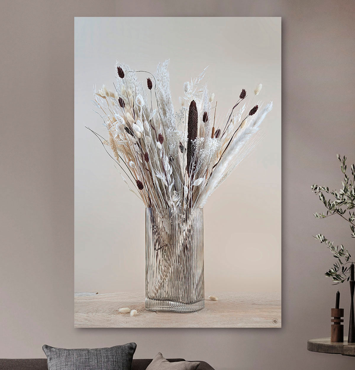 Schilderij met droogbloemen in glazen ribbel vaas tegen een lichte muur