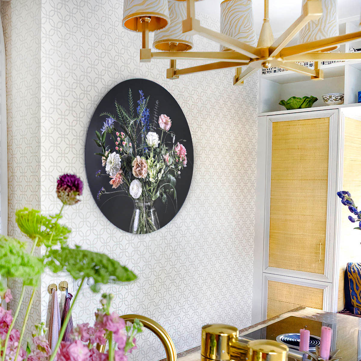 Wandcirkel met bloemen aan de muur in een keuken