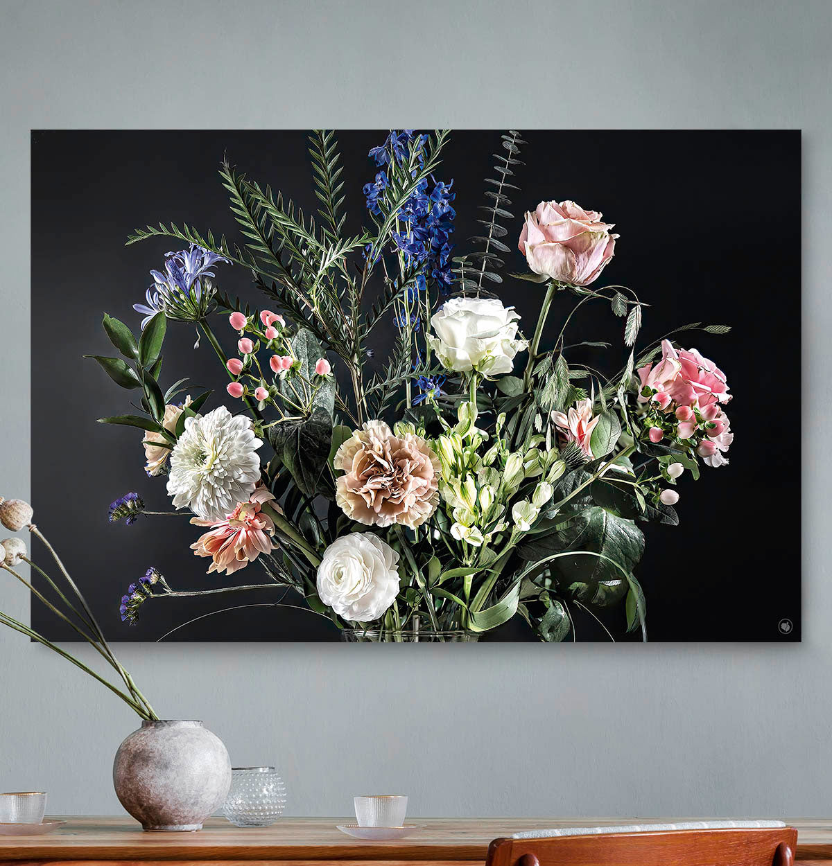 Wanddecoratie met bloemen met zwarte achtergrond tegen een licht grijze muur