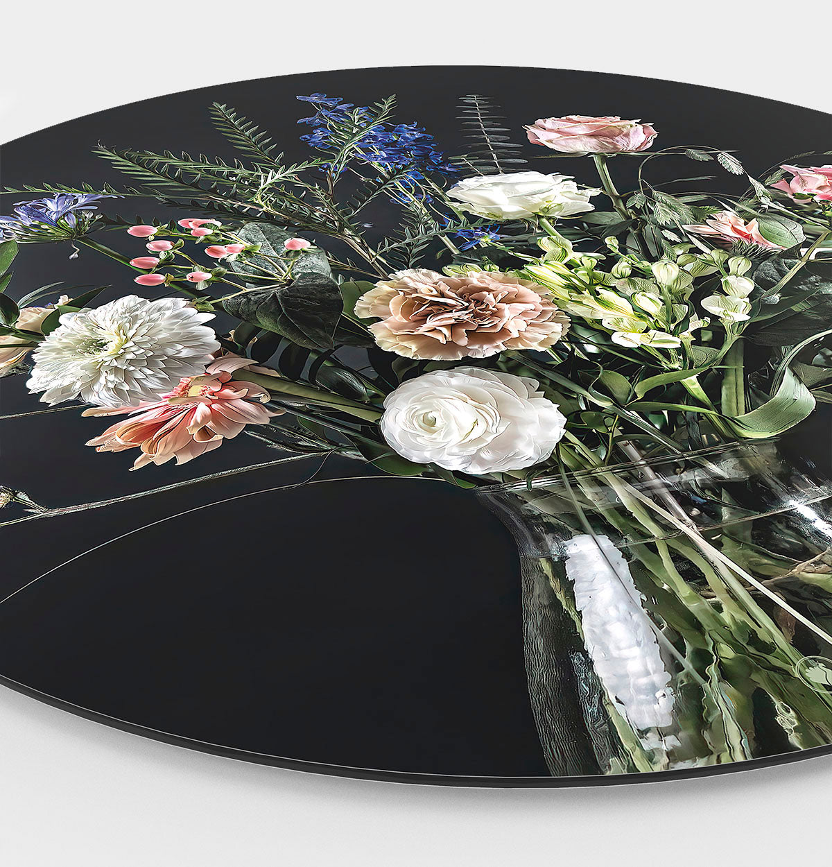 Zijaanzicht van een wandcirkel met bloemen in een glazen vaas met zwarte achtergrond