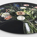 Zijaanzicht van een wandcirkel met bloemen in een glazen vaas met zwarte achtergrond