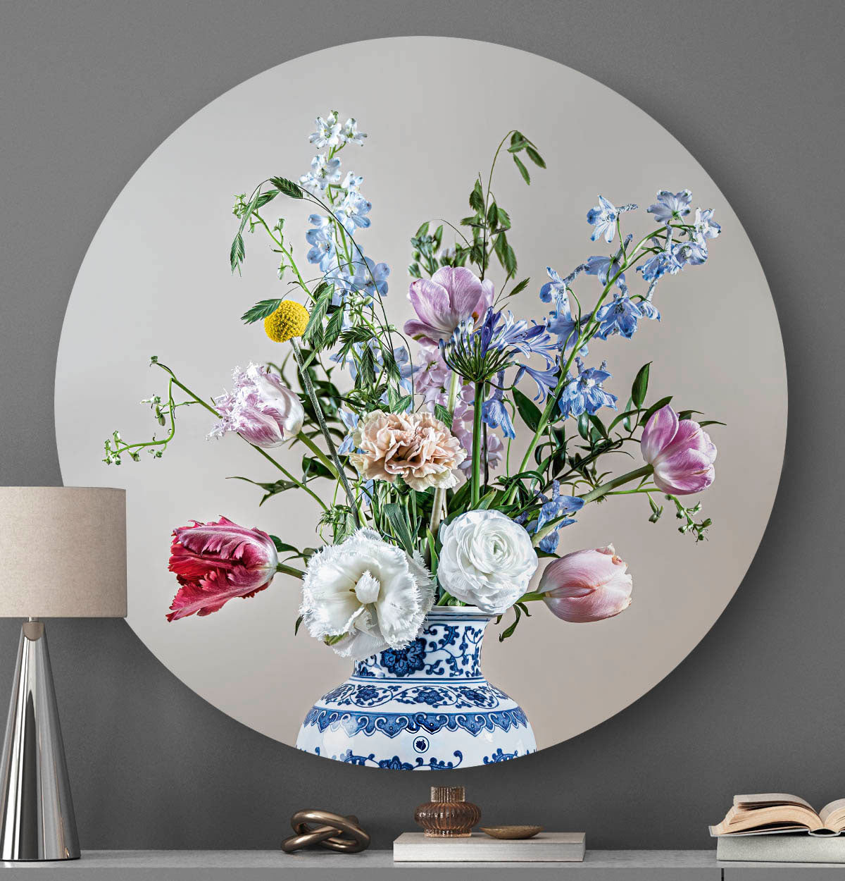 Wandcirkel met bloemen met een lichte achtergrond tegen een grijze muur