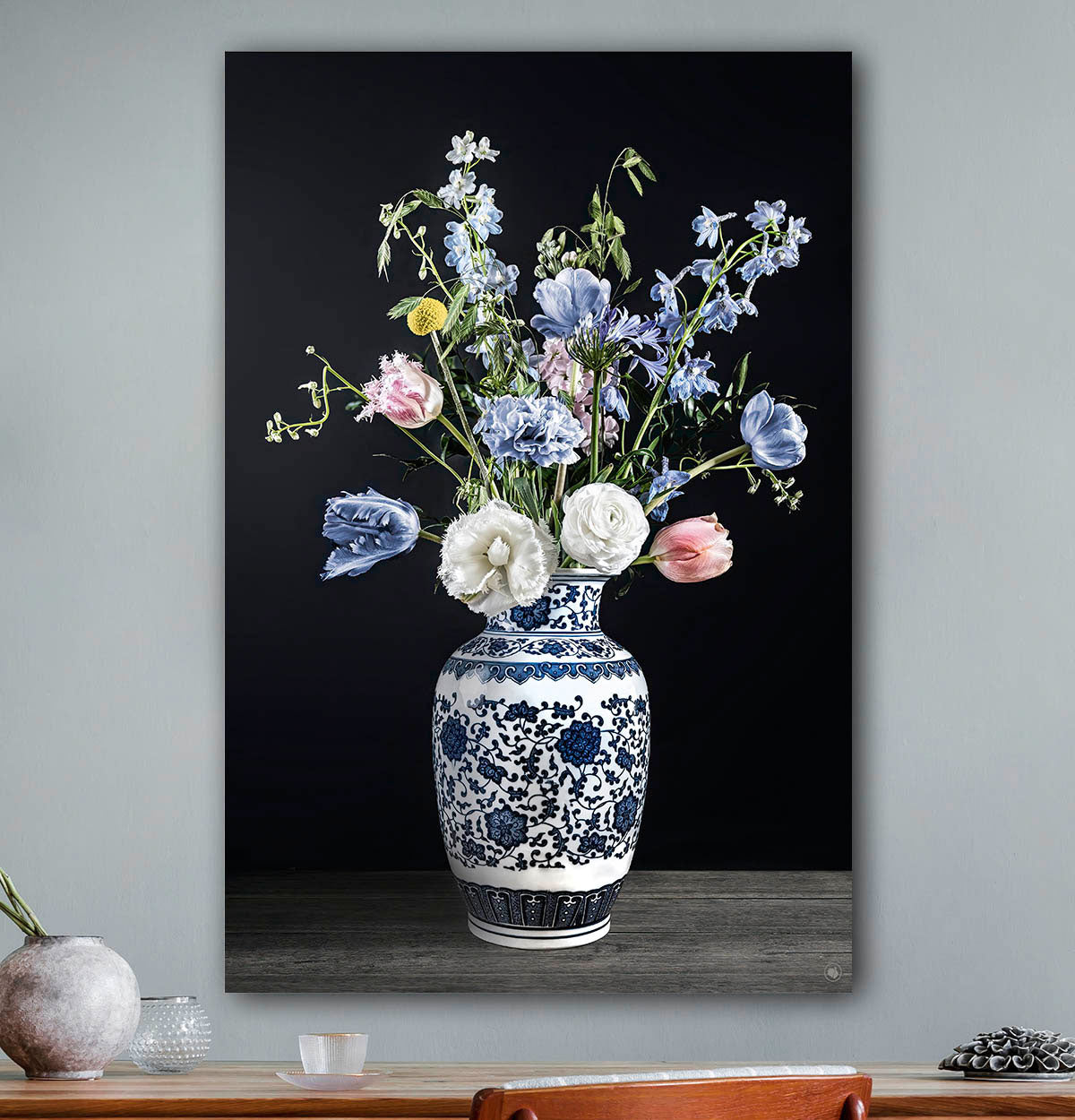 Schilderij met lichtblauwe en witte bloemen met een donkere achtergrond