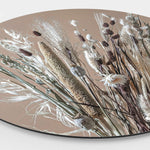 Muurcirkel met witte en bruine droogbloemen in een glazen vaas en een beige achtergrond