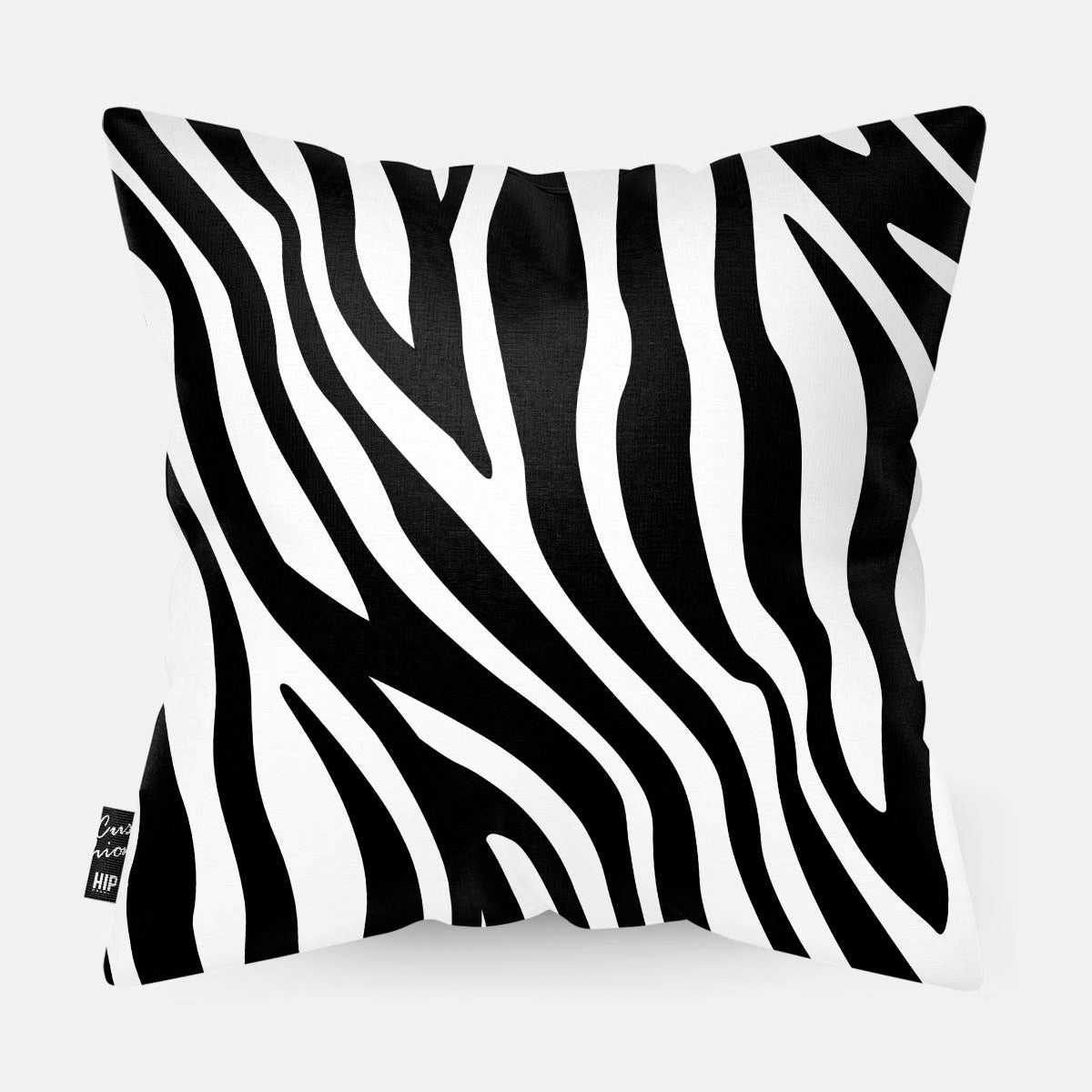 Kussen met de strepen van een zebra in zwart-wit erop afgebeeld.