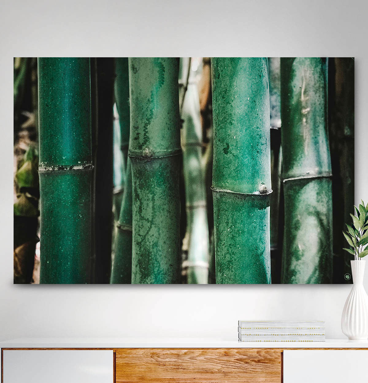 Vierkante wanddecoratie met bamboe erop.