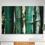 Vierkante wanddecoratie met bamboe erop.