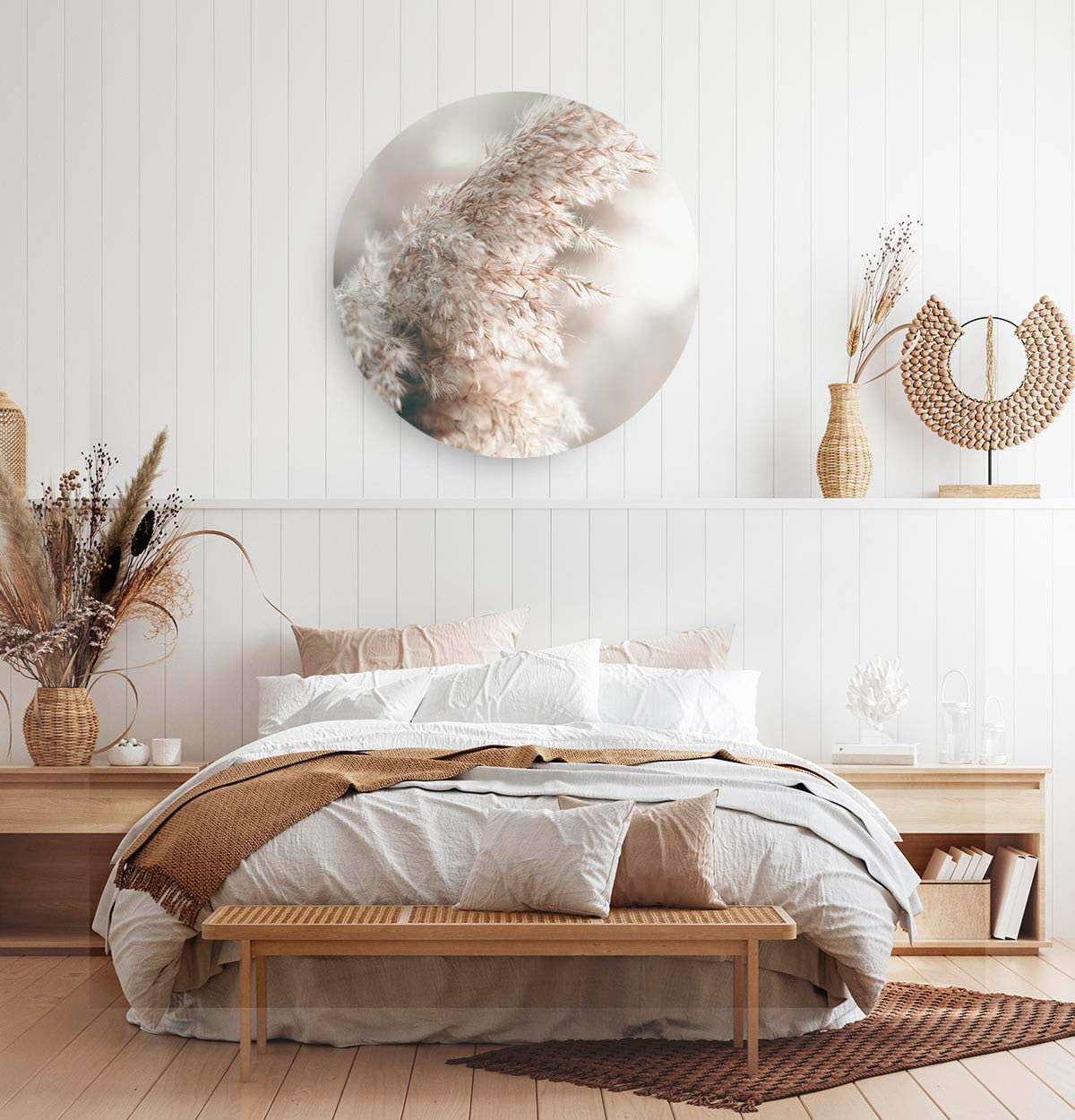 Slaapkamer met een ronde wandcirkel met pampasgrass erop afgebeeld.