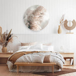 Slaapkamer met een ronde wandcirkel met pampasgrass erop afgebeeld.