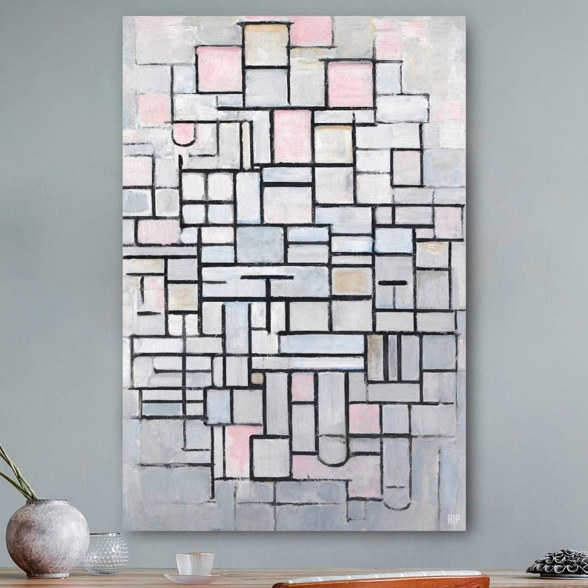 Vierkante wanddecoratie met compositie Mondriaan erop.