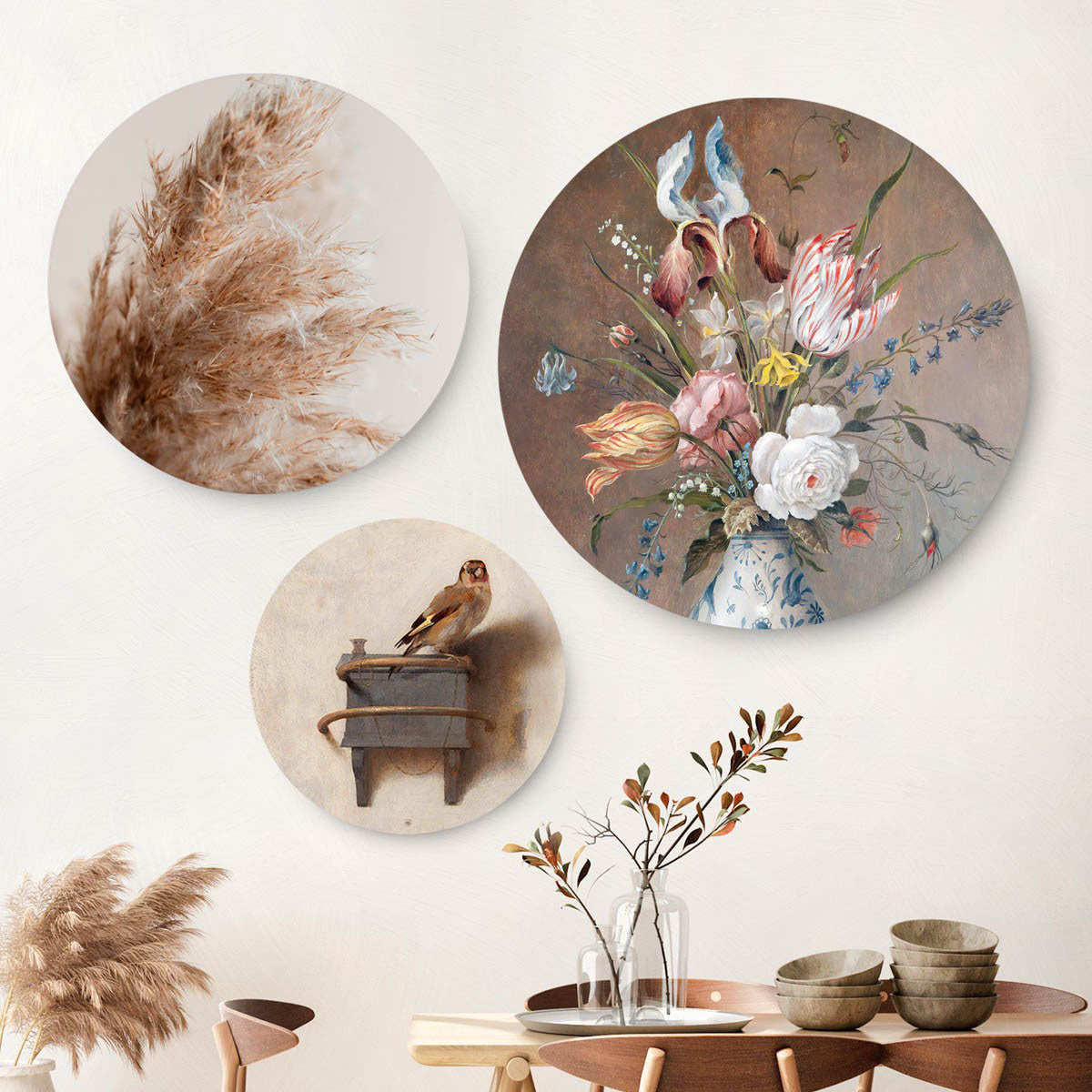 Eetkamer met drie wandcirkels met pampasgrass, bloemen en schilderij van een mus boven de tafel