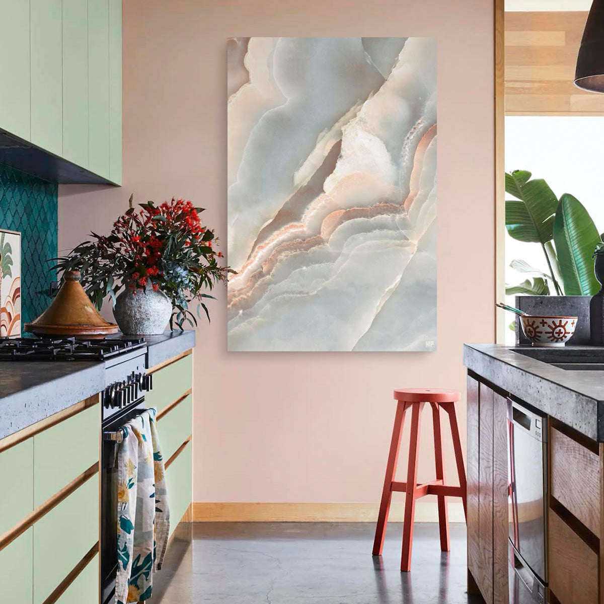 Keuken met een vierkante wanddecoratie met onyx marble erop afgebeeld.