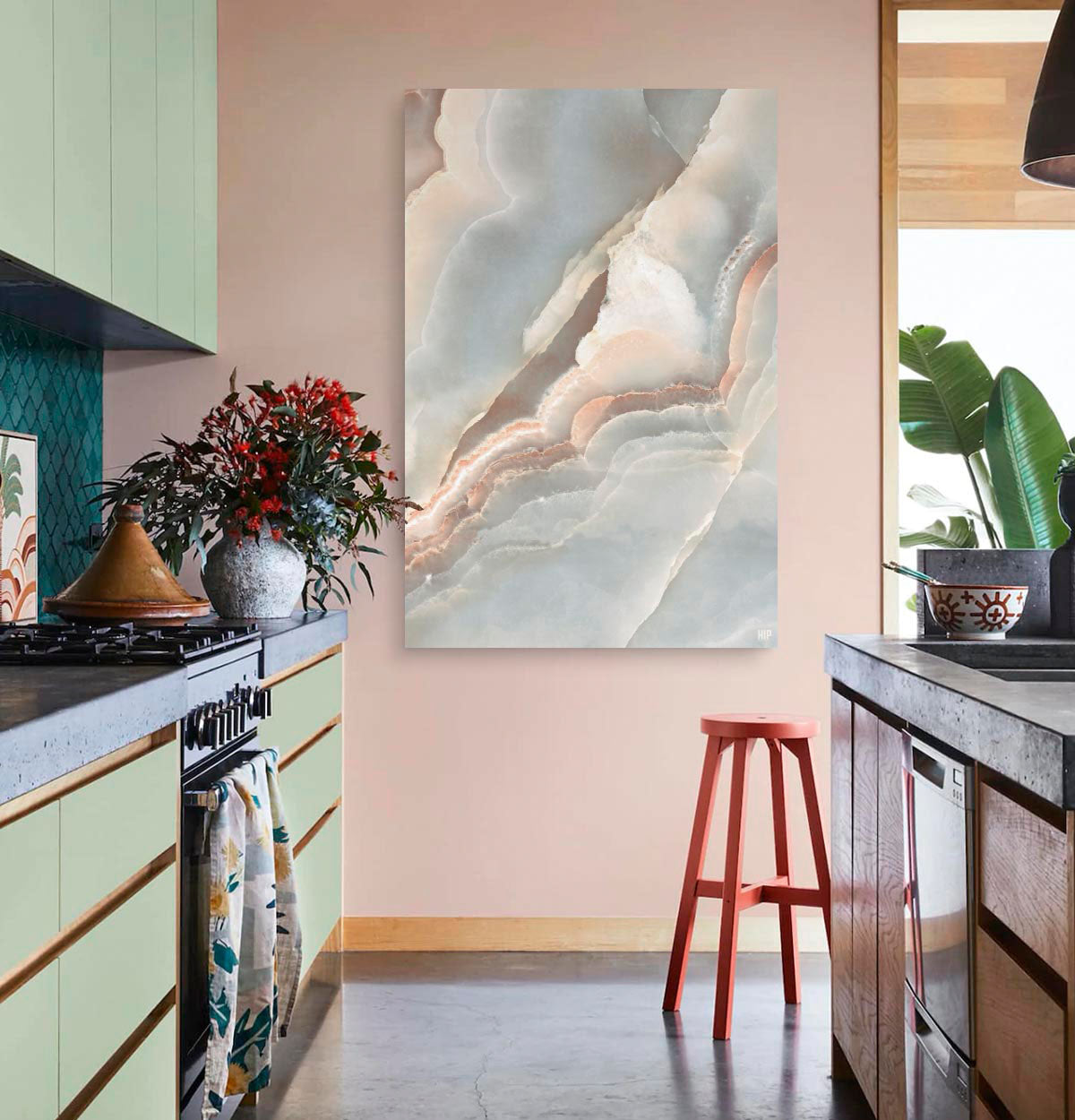 Keuken met een vierkante wanddecoratie met onyx marble erop afgebeeld.