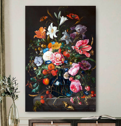 Vierkante wanddecoratie met vaas met bloemen erop.