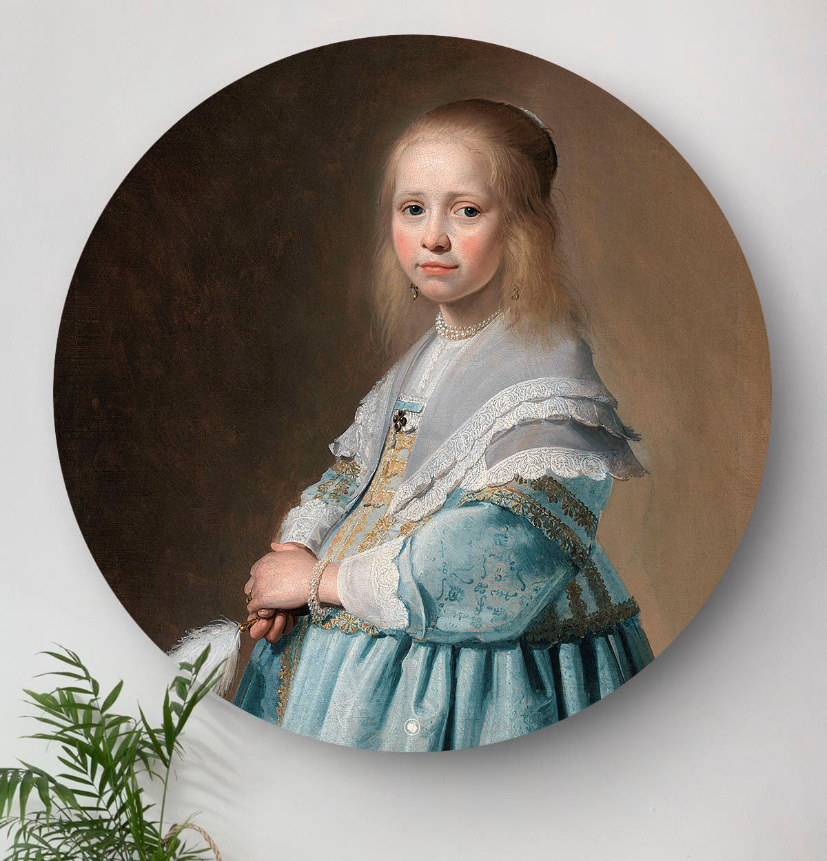 Wandcirkel portret van een meisje in het blauw.