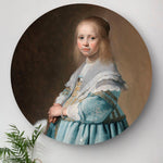 Wandcirkel portret van een meisje in het blauw.